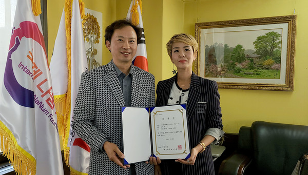 한국기업혁신지원센터 김현지 대표(오른쪽)가 뉴스인 미디어 최명규 대표와 기념촬영을 하고 있다. (사진=정경호 기자)