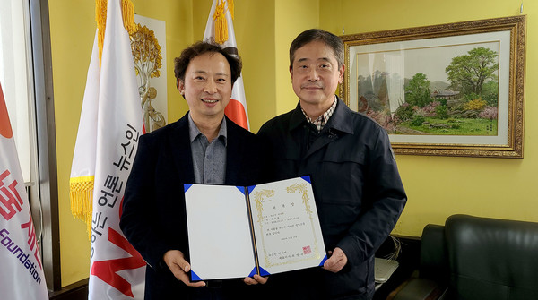 한국협동조합발전연구원 류근원 선임연구원(오른쪽)이 뉴스인 미디어 최명규 대표와 기념촬영을 하고 있다. (사진=정경호 기자)