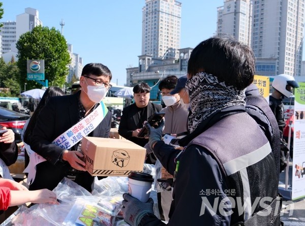안전운전 더하기 캠페인에서 한국교통안전공단이 이륜차 헬멧을 배포하고 있다.