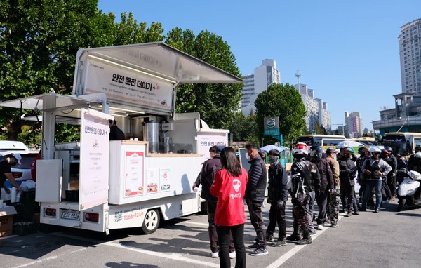 퀵서비스 기사들이 잠시나마 쉴 수 있도록 커피와 간식이 제공되었다.