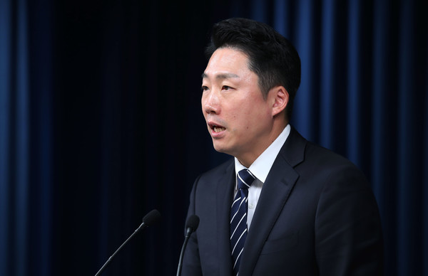 이재명 부대변인이 17일 오후 서울 용산 대통령실 청사 브리핑룸에서 대통령 주재 수석비서관 회의에서 카카오 장애 사태 관련 국가안보실의 사이버 안보 TF 구성 및 사이버 안보 상황점검회의에 대해 브리핑하고 있다. 2022.10.17 / 사진=[뉴시스]