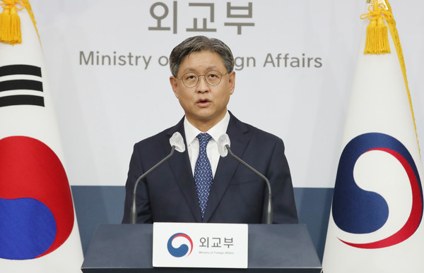 임수석 외교부 대변인이 13일 서울 종로구 정부서울청사에서 열린 정례브리핑에서 대북억제방안으로 전술핵 재배치에 이어서 핵 공유 거론 등에 대한 질문에 한미 양국은 확장억제전략협의체 등을 통해 확장억제의 실효성을 높일 수 있는 방안을 긴밀히 협의하고 있다고 밝혔다. 2022.10.13 / 사진=[뉴시스]