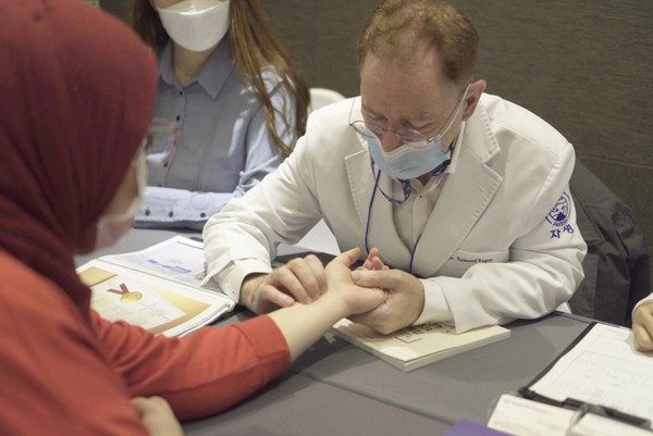 [사진설명] 자생한방병원 국제진료센터 라이문트 로이어 원장이 중동지역 의료관광객을 문진하고 있다.