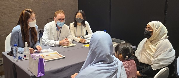 [사진설명] 자생한방병원 국제진료센터 라이문트 로이어 원장이 중동지역 의료관광객에게 한의학 의료상담을 진행하고 있다.