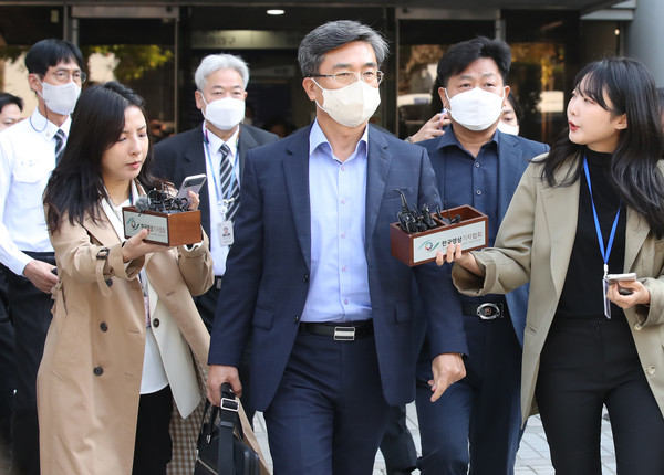 서욱 전 국방부 장관이 21일 영장실질심사를 마친 뒤 서울 서초구 서울중앙지방법원을 나서고 있다. 서 전 장관은 ‘서해 피격 공무원 사건’에 대한 직권남용권리행사방해와 허위 공문서 작성, 공용전자기록 손상 혐의 등을 받고 있다. 2022.10.21 / 사진=[뉴시스]