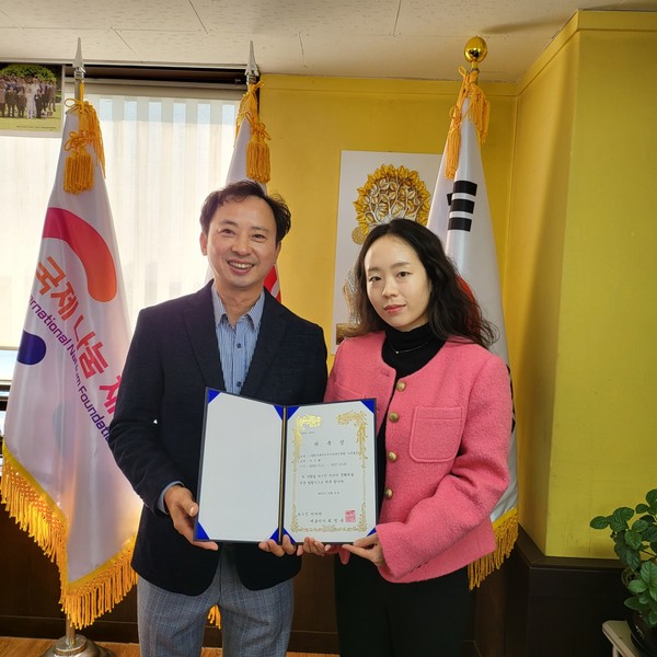(사)한국휴먼이미지디자인학회 이지혜 사무총장(오른쪽)이 최명규 뉴스인미디어 대표와 기념촬영을 하고 있다.