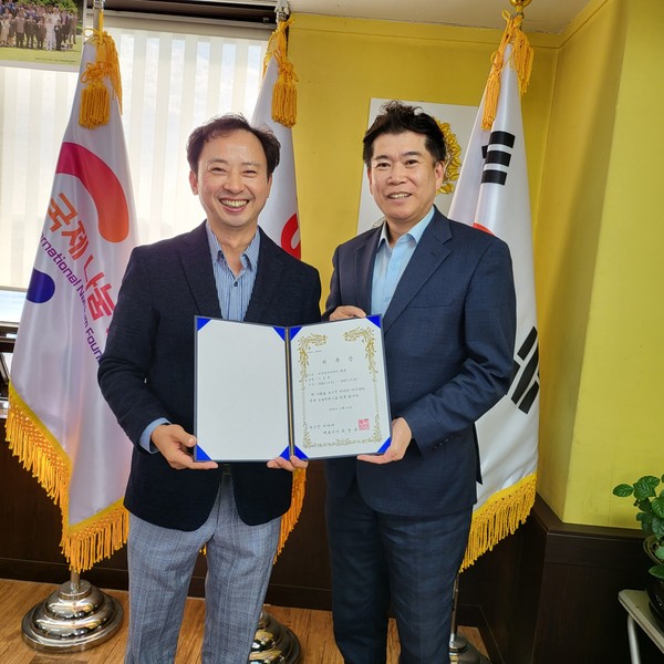 이상준아카데미 이상준 원장(오른쪽)이 최명규 뉴스인미디어 대표와 기념촬영을 하고 있다.