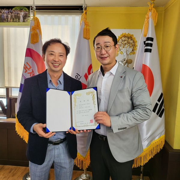 라이프타임컴퍼니 박정범 대표이사(오른쪽)가 뉴스인 미디어 최명규 대표와 기념촬영을 하고 있다.