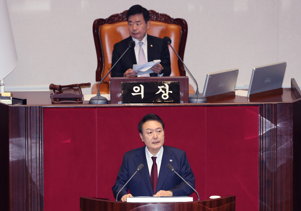 윤석열 대통령이 25일 오전 서울 여의도 국회 본회의장에서 2023년도 예산안 및 기금운용계획안에 대한 시정연설을 하고 있다. (공동취재사진)