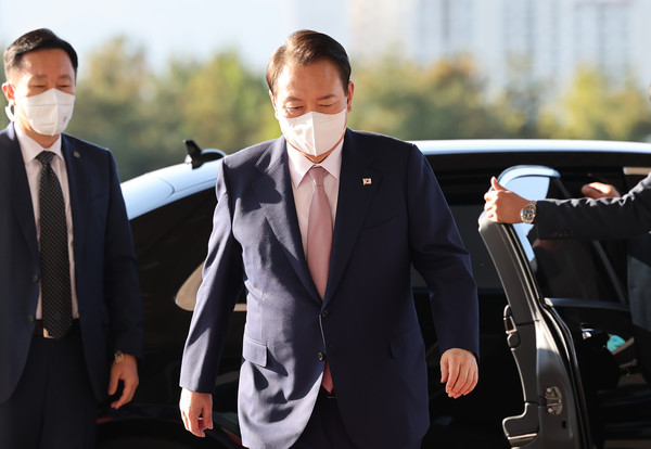 윤석열 대통령이 26일 서울 용산 대통령실로 출근하고 있다.2022.10.26 / 사진=[대통령실통신사진기자단]