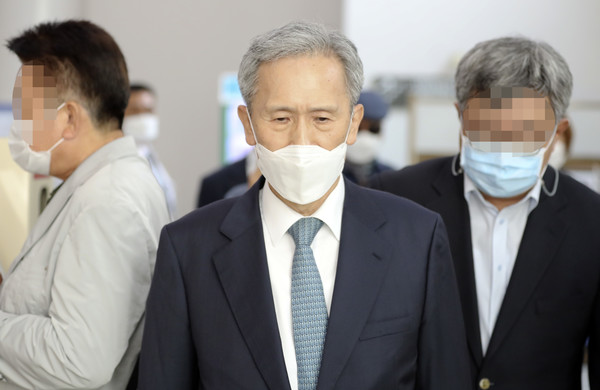 김관진 전 국가안보실장이 22일 오후 서초구 서울고등법원에서 열린 '군 댓글공작’ 관련 항소심 선고 공판에서 징역 2년 4개월을 선고 받은 뒤 법원을 빠져 나가고 있다. 2020.10.22 / 사진=[뉴시스]