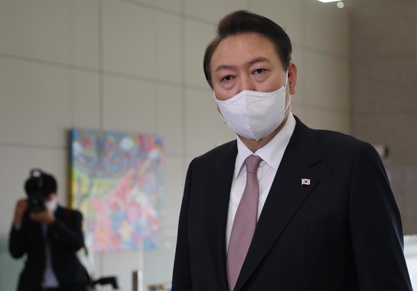 윤석열 대통령이 28일 서울 용산 대통령실 청사로 출근하며 취재진 질문에 답하고 있다.2022.10.28 / 사진=[대통령실통신사진기자단]