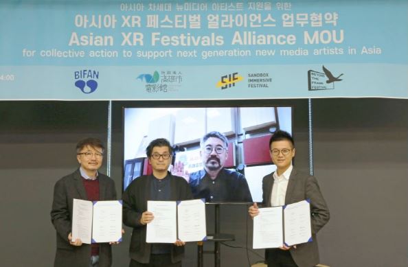 ▲ (좌측부터) 신철 BIFAN 집행위원장, 마치바 카츠토시 비욘드 더 프레임 페스티벌 공동설립자, 