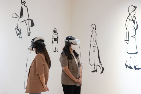 ▲ 올해 BIFAN의 XR섹션 ’비욘드 리얼리티‘ 전시 및 XR 토크 프로그램 현장. BIFAN은 가오슝영화제, 샌드박스 이머시브 페스티벌과 함께 아시아 3대 XR영화제로 꼽힌다.