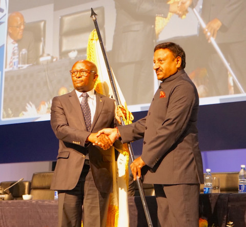 - 위 사진: 모소토 모에파(Mosotho Moepya) 남아공 선거위원장이 제5차 총회에서 A-WEB 의장에 취임했다