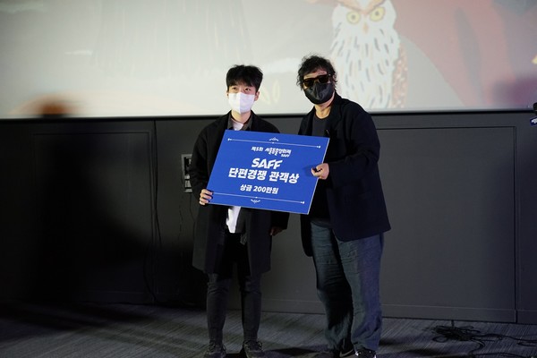 사진설명 :단편경쟁 부문 관객상을 차지한 김본희 감독('아옹다옹' 연출)과 임순례 집행위원장