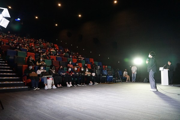 사진설명 :영화제 폐막인사를 전하는 전진경 조직위원장(카라 대표)