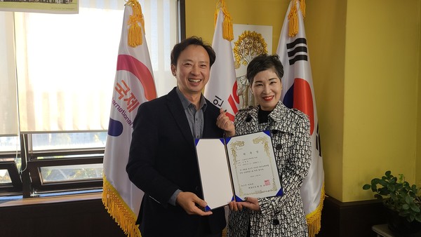 노블바이오메디컬 임세윤 대표(오른쪽)가 최명규 뉴스인미디어 대표와 기념촬영을 하고 있다. (사진=정경호 기자)