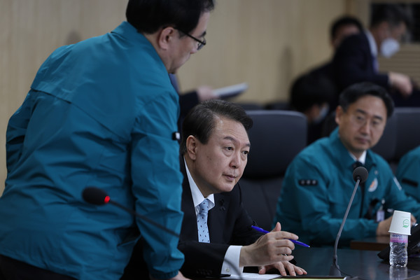 윤석열 대통령이 2일 서울 용산 대통령실 국가위기관리센터에서 북한의 탄도미사일 발사 관련 긴급 국가안전보장회의를 주재하고 있다.2022.11.02 / 사진=[대통령실 제공]