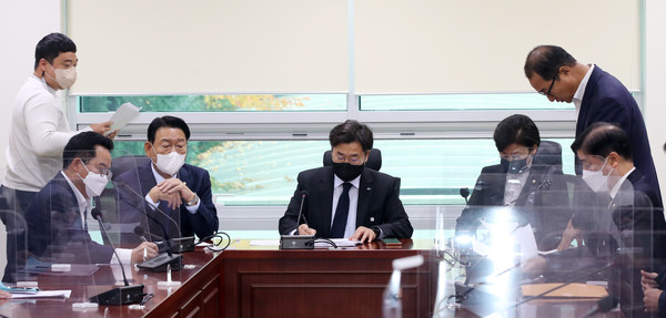 박찬대(가운데) 더불어민주당 최고위원 등 참석 의원들이 3일 오전 서울 여의도 국회 의원회관 5간담회의실에서 열린 더불어민주당 용산 이태원 참사 대책본부 전체회의에서 분주히 움직이고 있다. 2022.11.03 / 사진=[뉴시스]