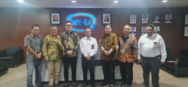 오른쪽부터 Basuki Hariyanto 이사( Wika Industri Energi, Sugito 대표이사( Wika Jabar Power), Anggoro Budiman 이사 ( 두산 중공업), Mulyana 대표이사 ( Wika Industri Energi), Daniel koo 회장( 파시픽 그룹), Luqman Hakim (HPN (NU) 사무총장, Kim Eun Sup 지점장( 두산 중공업)