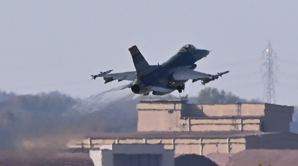 한미 연합공중훈련인 '비질런트 스톰(Vigilant Storm)'이 진행 중인 4일 경기도 평택시 주한미공군 오산기지에서 F-16 전투기가 이륙하고 있다. 지난달 31일 시작된 이번 훈련은 오늘 종료 예정이었지만 최근 북한의 도발이 계속되자 한미 국방 당국은 5일까지 연장하기로 했다. 2022.11.04 / 사진=[뉴시스]