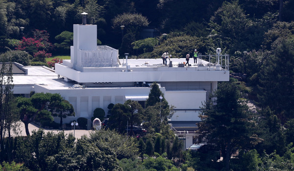 윤석열 대통령이 이달초 용산 한남동 관저에 입주할 것이라고 알려졌다. 1일 오전 서울 용산구 윤 대통령 관저에서 막바지 입주 작업이 진행되고 있다. 2022.09.01 / 사진=[뉴시스]