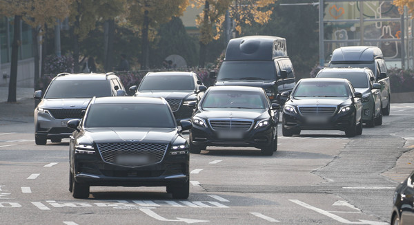 서초동 사저에서 한남동 대통령 관저로 이사를 마친 윤석열 대통령이 8일 오전 서울 용산구 한남동 관저에서 차량을 이용해 출근하고 있다. 2022.11.08 / 사진=[뉴시스]