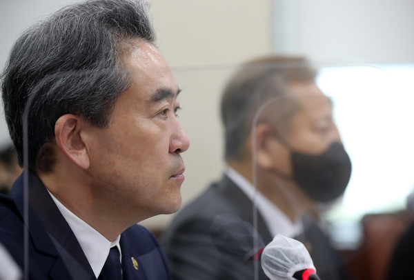 윤희근 경찰청장이 7일 오후 서울 여의도 국회에서 열린 행정안전위원회 전체회의에서 의원 질의에 답변하고 있다. 2022.11.07 / 사진=[뉴시스]