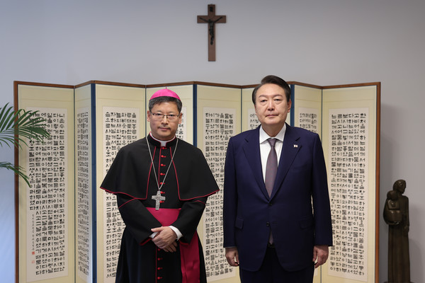윤석열 대통령이 9일 서울 중구 천주교 서울대교구청을 방문해 정순택 대주교와 기념촬영을 하고 있다.2022.11.09 / 사진=[대통령실 제공]