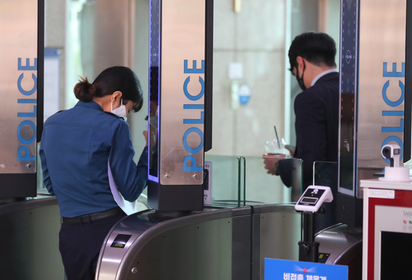 경찰청 특별수산본부가 이태원 참사 관련 윤희근 경찰청장 집무실 등 55곳에 대한 압수수색에 나선 8일 오후 서울 서대문구 경찰청 로비에서 직원들이 이동하고 있다. 2022.11.08 / 사진=[뉴시스]