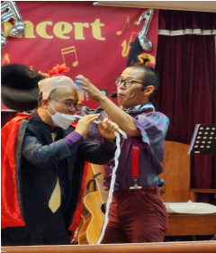 이연홍 마술사(오른쪽)