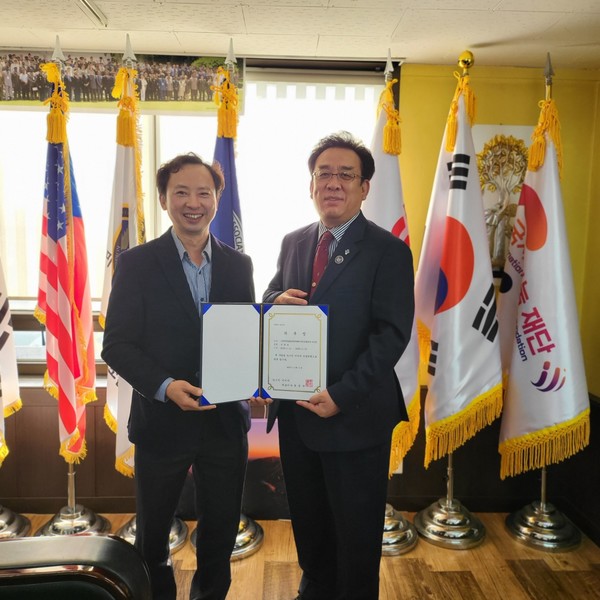 한국알콜중독마약퇴치국민운동본부 손광호 이사장(오른쪽)이 뉴스인미디어 최명규 대표와 기념촬영을 하고 있다.