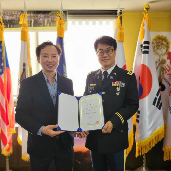 미국 국가 방위군 한국 명예 여단 김다니엘 여단장(오른쪽)이 뉴스인미디어 최명규 대표와 기념촬영을 하고 있다.