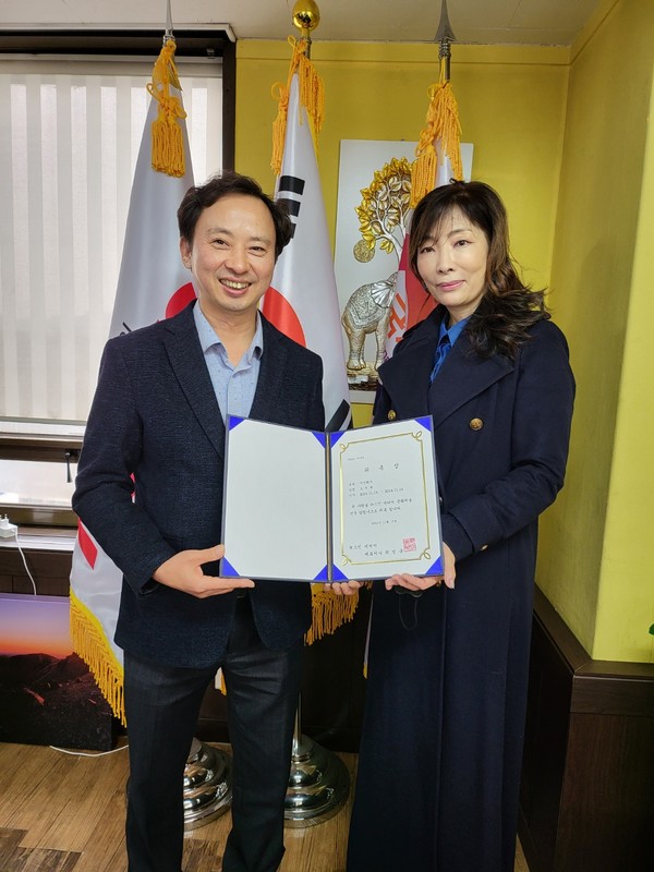 서양화가 오지윤(오른쪽)이 뉴스인 미디어 최명규 대표와 위촉식 후 기념촬영을 하고 있다.