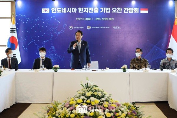 윤석열 대통령이 14일(현지시간) 인도네시아 발리 한 호텔에서 열린 인니 현지 진출기업 오찬간담회에서 발언을 하고 있다. (사진=대통령실)