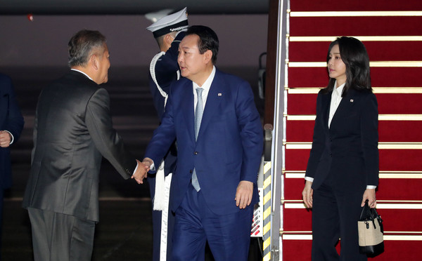 아세안 및 G20 정상회의 참석 등 동남아 순방을 마친 윤석열 대통령과 부인 김건희 여사가 16일 경기도 성남 서울공항에 도착해 이상민 행정안전부 장관과 인사하고 있다. 2022.11.16 / 사진=[뉴시스]