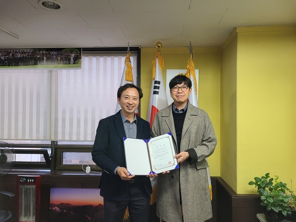 넥스트코어테크놀로지 서원기 대표(오른쪽)가 뉴스인 미디어 최명규 대표와 기념촬영을 하고 있다.