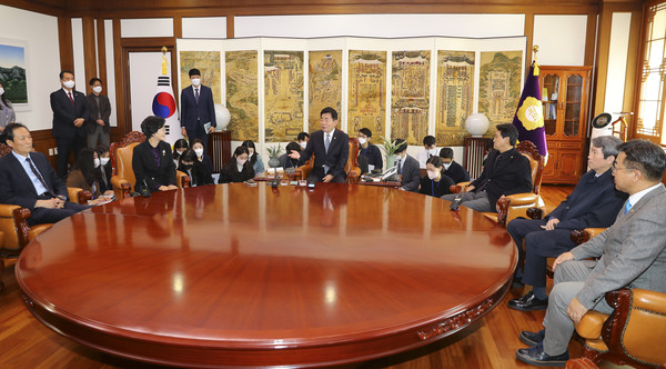 김진표 국회의장이 17일 서울 여의도 국회에서 '이태원 참사' 국정조사와 관련해 의장실을 찾은 더불어민주당 중진 의원들과 접견하며 발언을 하고 있다. 왼쪽부터 더불어민주당 우상호, 김상희 의원, 김 국회의장, 안민석, 이인영, 윤호중 의원. 2022.11.17 / 사진=[뉴시스]