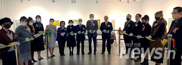 제44회 국제 HMA 예술제 참여 회원들이 기념 촬영(사진=정경호 기자)