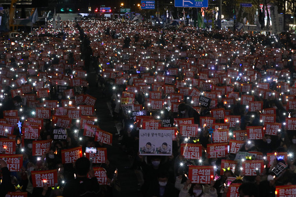 9일 오후 서울 중구 숭례문 일대에서 촛불전환행동 주최로 윤석열 정부를 규탄하는 촛불집회가 열리고 있다. 2022.11.19 / 사진=[뉴시스]