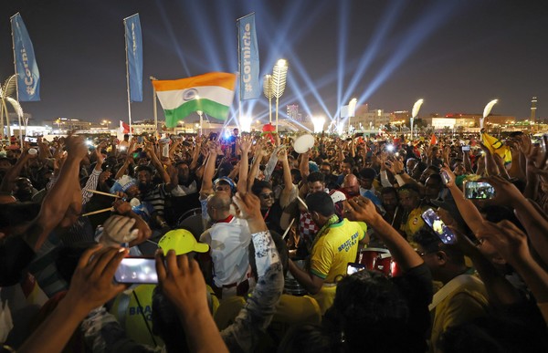 2022 카타르 월드컵 개막을 사흘 앞둔 17일(현지시간) 오후 카타르 도하 코니시 로드 인근에서 세계 각국 축구팬들이 응원전을 펼치고 있다. 카타르는 금요일이 휴일이다. 2022.11.18 / 사진=[뉴시스]