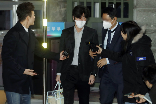 구속 기한이 만료된 '대장동 개발 특혜' 의혹 남욱 변호사가 21일 경기 의왕시 서울구치소에서 출소하고 있다. 2022.11.21 / 사진=[뉴시스]