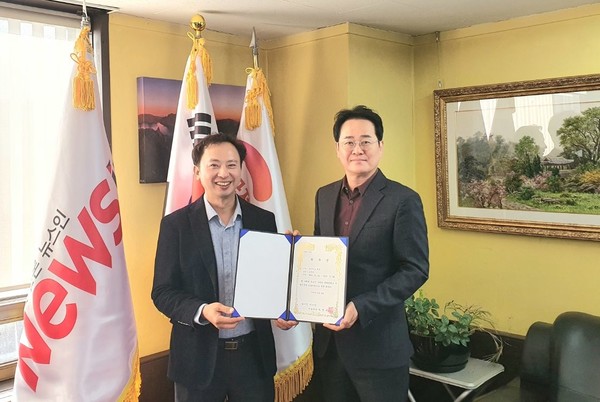 굿마이크 표영호 대표(오른쪽)가 뉴스인 미디어 최명규 대표와 위촉식 후 기념촬영을 하고 있다.