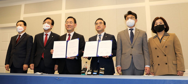 주호영(왼쪽 세번째) 국민의힘 원내대표와 박홍근(오른쪽 세번째) 더불어민주당 원내대표가 23일 오후 서울 여의도 국회에서 열린 기자회견에서 이태원 참사 진상규명을 위한 국정조사를 실시하기로 한 전격 합의문에 서명한 뒤 기념촬영을 하고 있다. 2022.11.23 / 사진=[뉴시스]