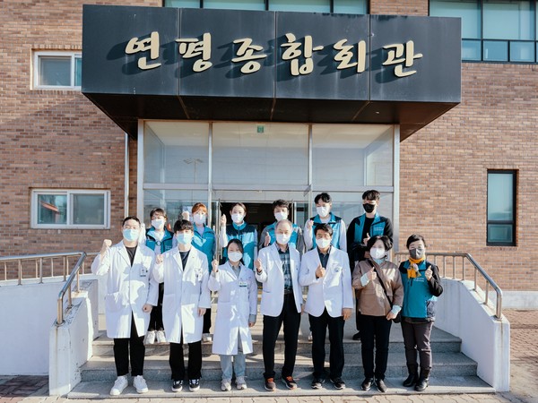 [사진설명] 자생의료재단 의료진 및 임직원들이 의료봉사를 앞두고 단체사진을 촬영하고 있다
