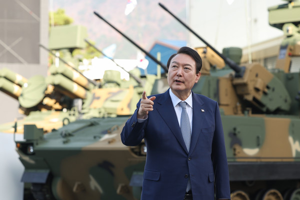 윤석열 대통령이 24일 오후 경남 창원 한화에어로스페이스를 방문해 K9 자주포와 K10 탄약운반장갑차 등을 관람하고 있다.2022.11.24 / 사진=[대통령실 제공]