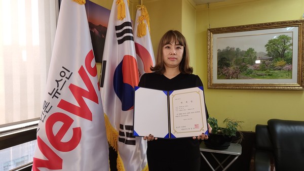 축구의 神 유튜브를 운영 중인 '안선민'씨가 객원기자 위촉식 후 기념촬영을 하고 있다. (사진=정경호 기자)