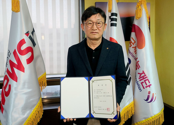 수림전력주식회사 민병삼 대표가 위촉식 후 기념촬영을 하고 있다.