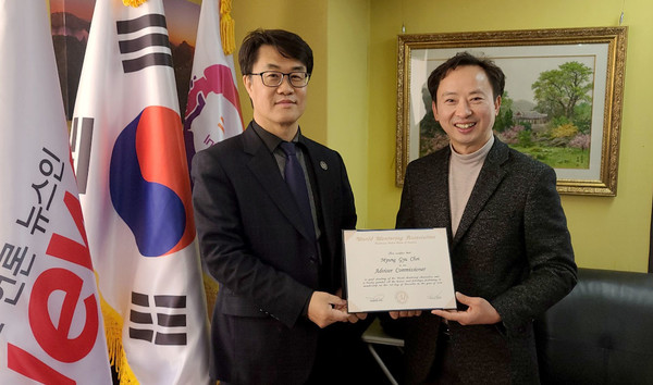 미주법인 세계멘토링협회 김다니엘 회장(왼쪽)과 뉴스인 미디어 최명규 대표가 기념촬영을 하고 있다. (사진=정경호 기자)